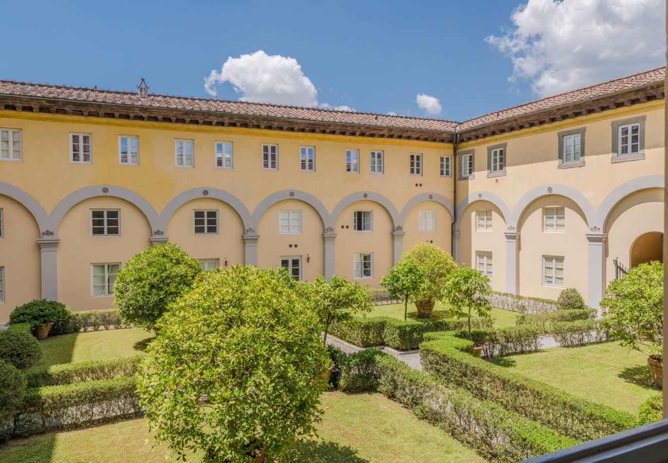 Appartamento a Lucca - Comfortable Convenient Apartment with Garden Views