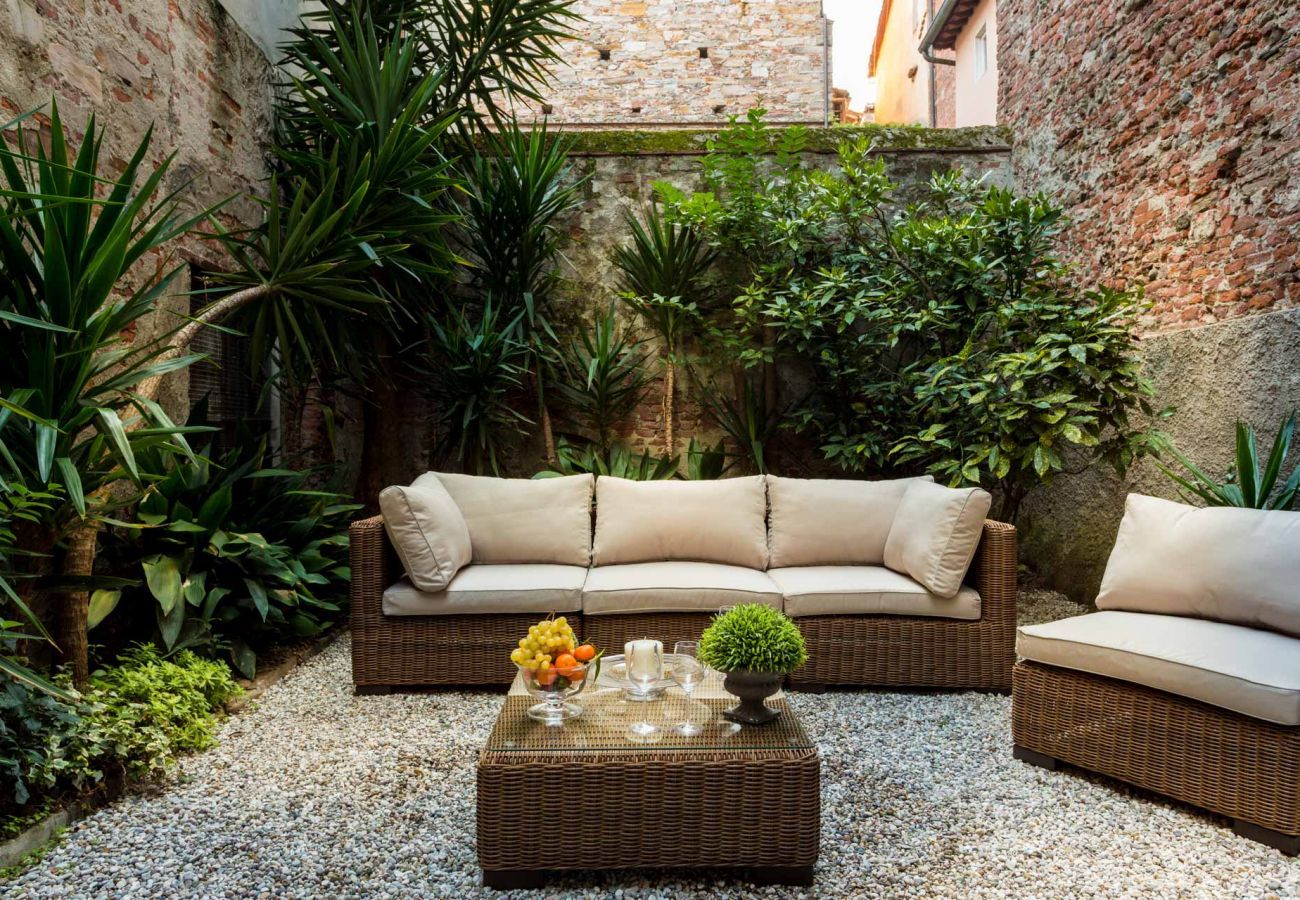 Appartamento a Lucca - A Toproof Penthouse Apartment with Elevator and Private Garden Inside the Walls