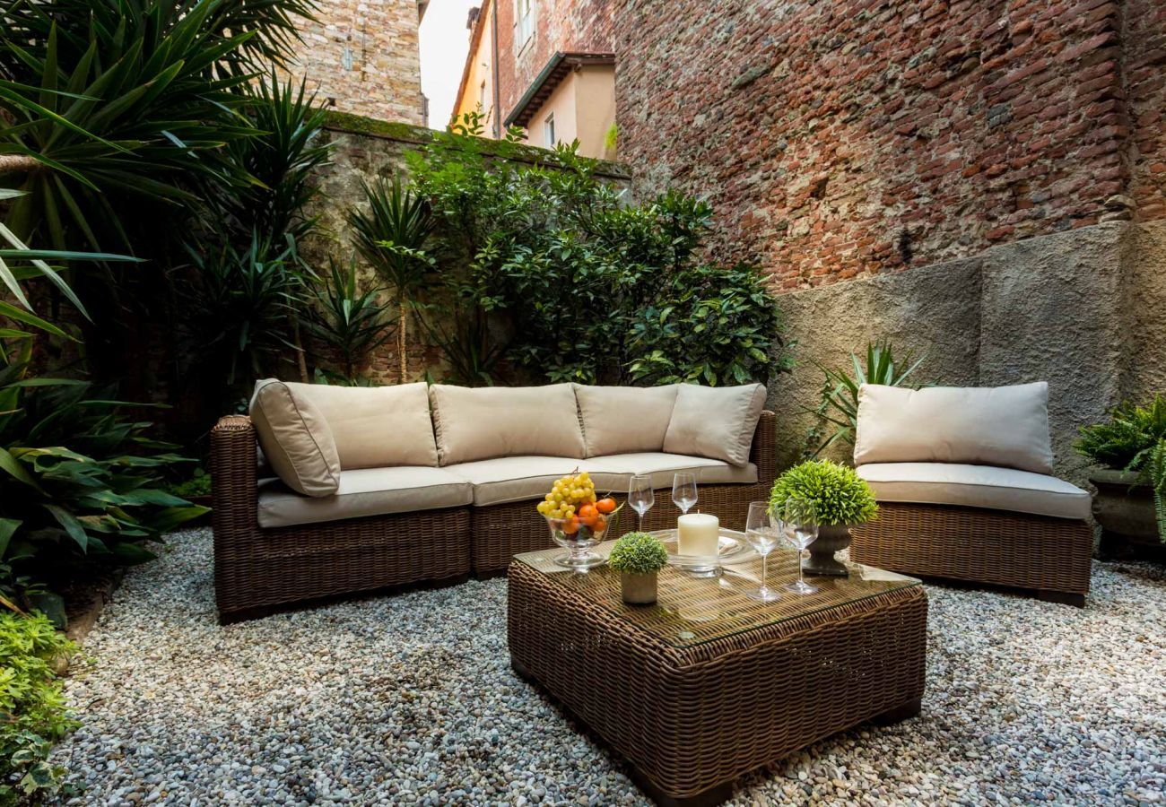 Appartamento a Lucca - A Toproof Penthouse Apartment with Elevator and Private Garden Inside the Walls