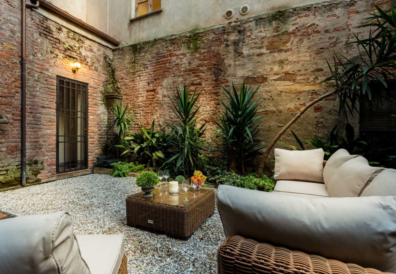 Appartamento a Lucca - A Toproof Penthouse Apartment with Elevator and Private Garden Inside the Walls