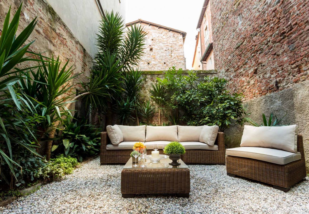 Appartamento a Lucca - A Toproof Penthouse Apartment with Elevator and Private Garden Inside the Walls