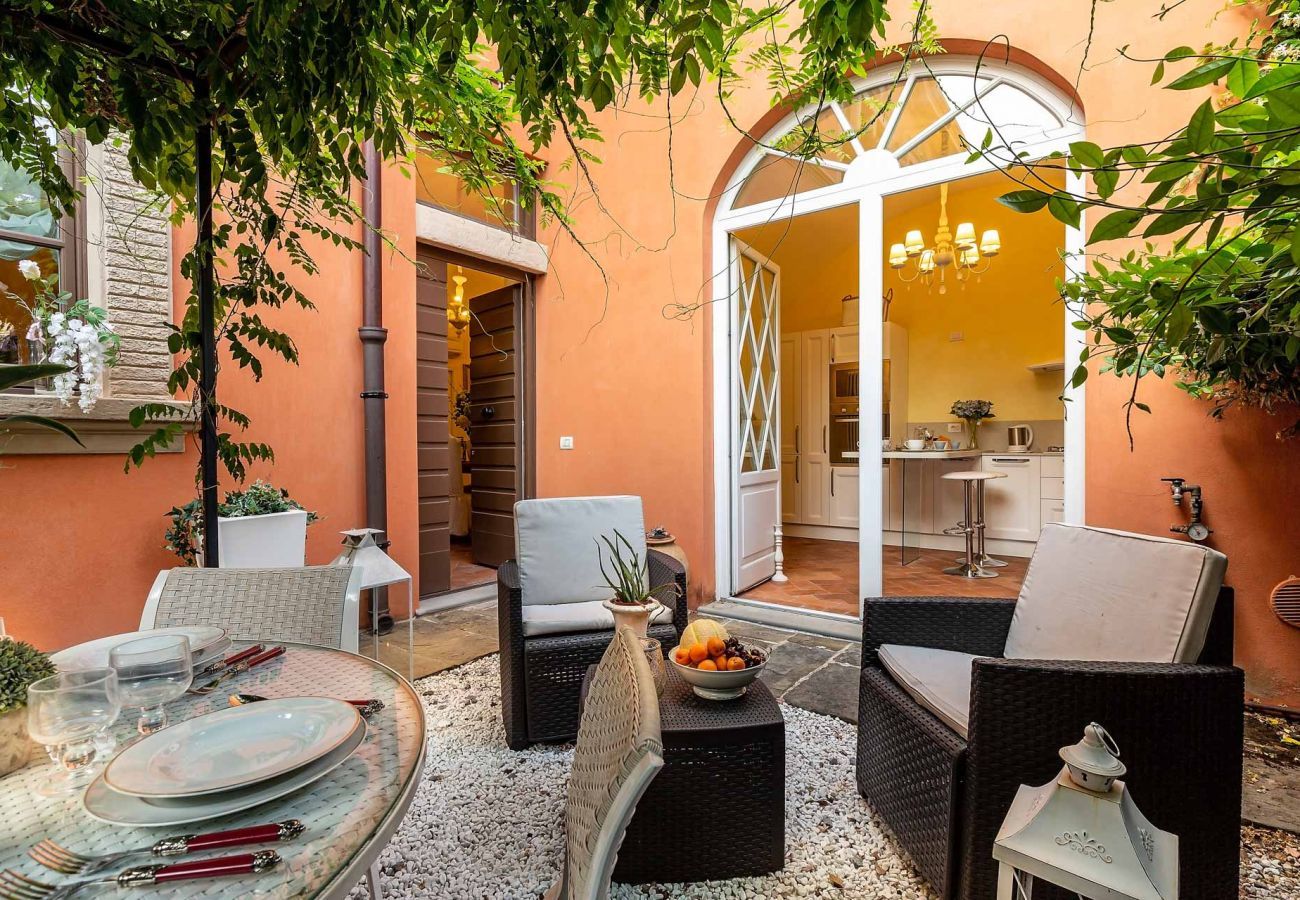 Appartamento a Lucca - Spacious Ground Floor Apartment with Private Garden Inside the Walls of Lucca