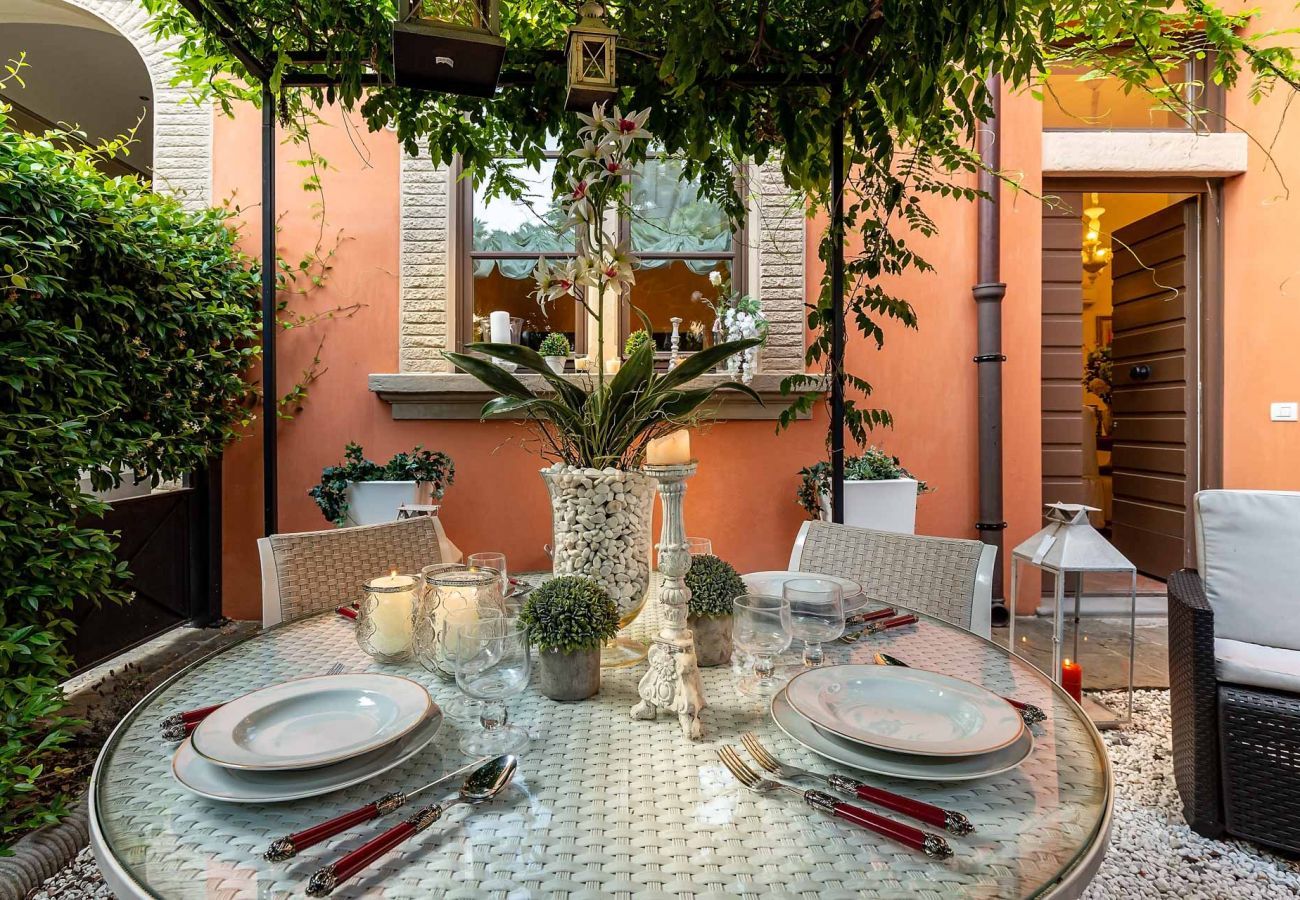 Appartamento a Lucca - Spacious Ground Floor Apartment with Private Garden Inside the Walls of Lucca