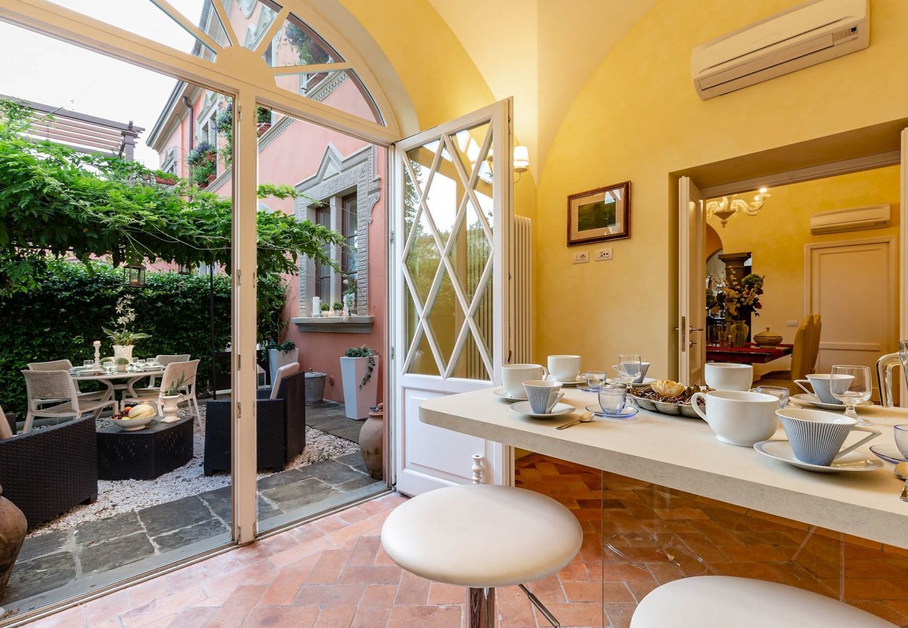 Appartamento a Lucca - Spacious Ground Floor Apartment with Private Garden Inside the Walls of Lucca