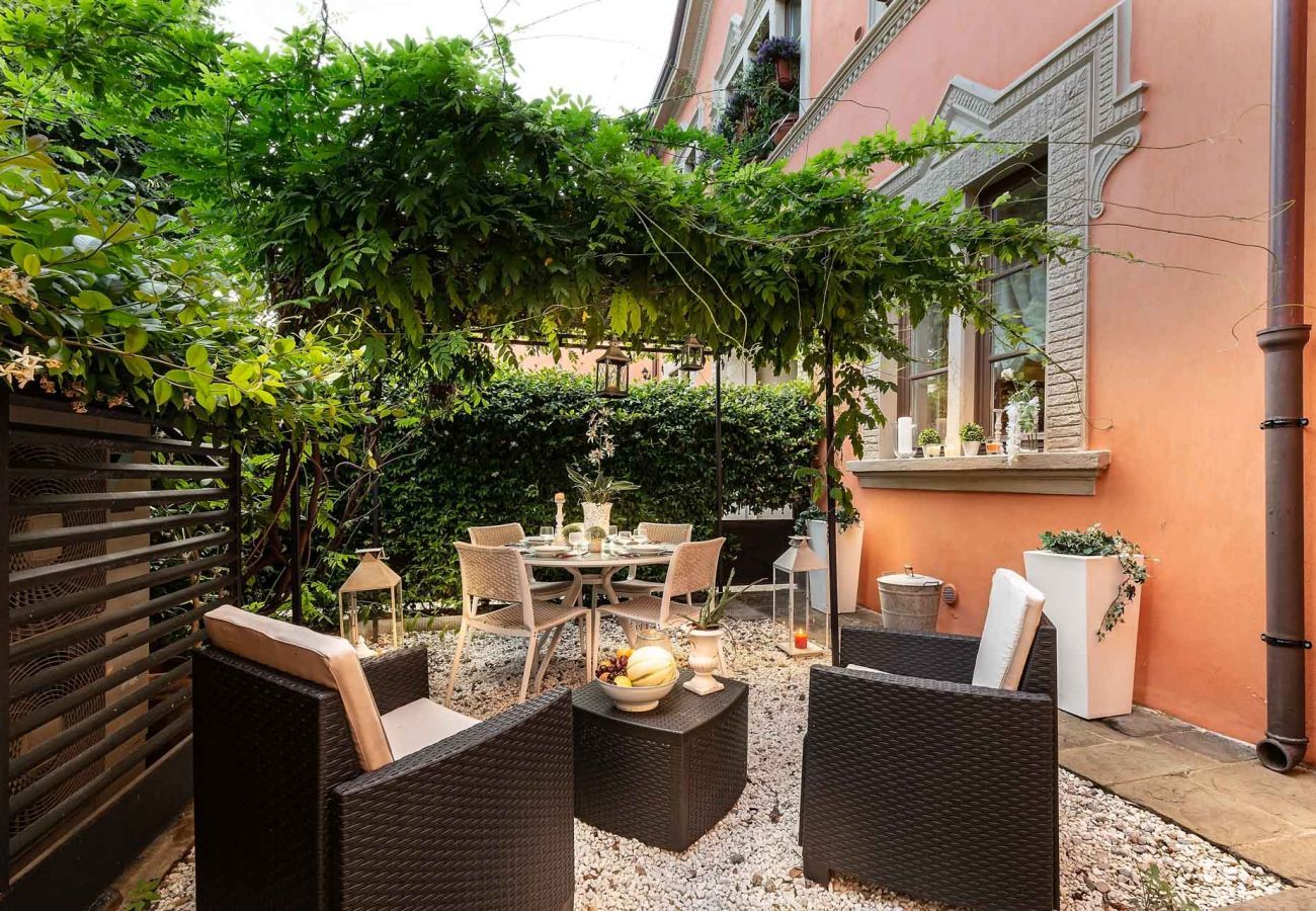 Appartamento a Lucca - Spacious Ground Floor Apartment with Private Garden Inside the Walls of Lucca