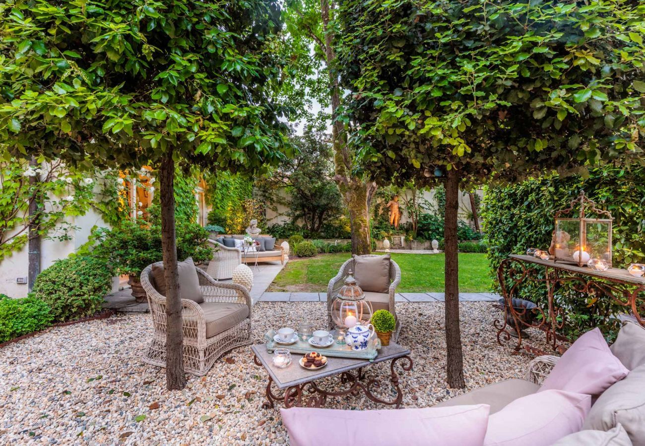 Appartamento a Lucca - LA CASINA Luxury Apartment inside the Walls of Lucca with Garden, A/c, Wifi