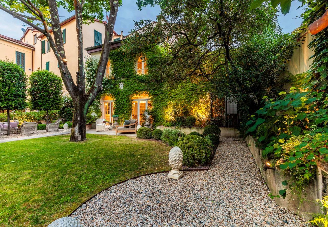 Appartamento a Lucca - LA CASINA Luxury Home inside the Walls of Lucca with Garden, A/c, Wifi