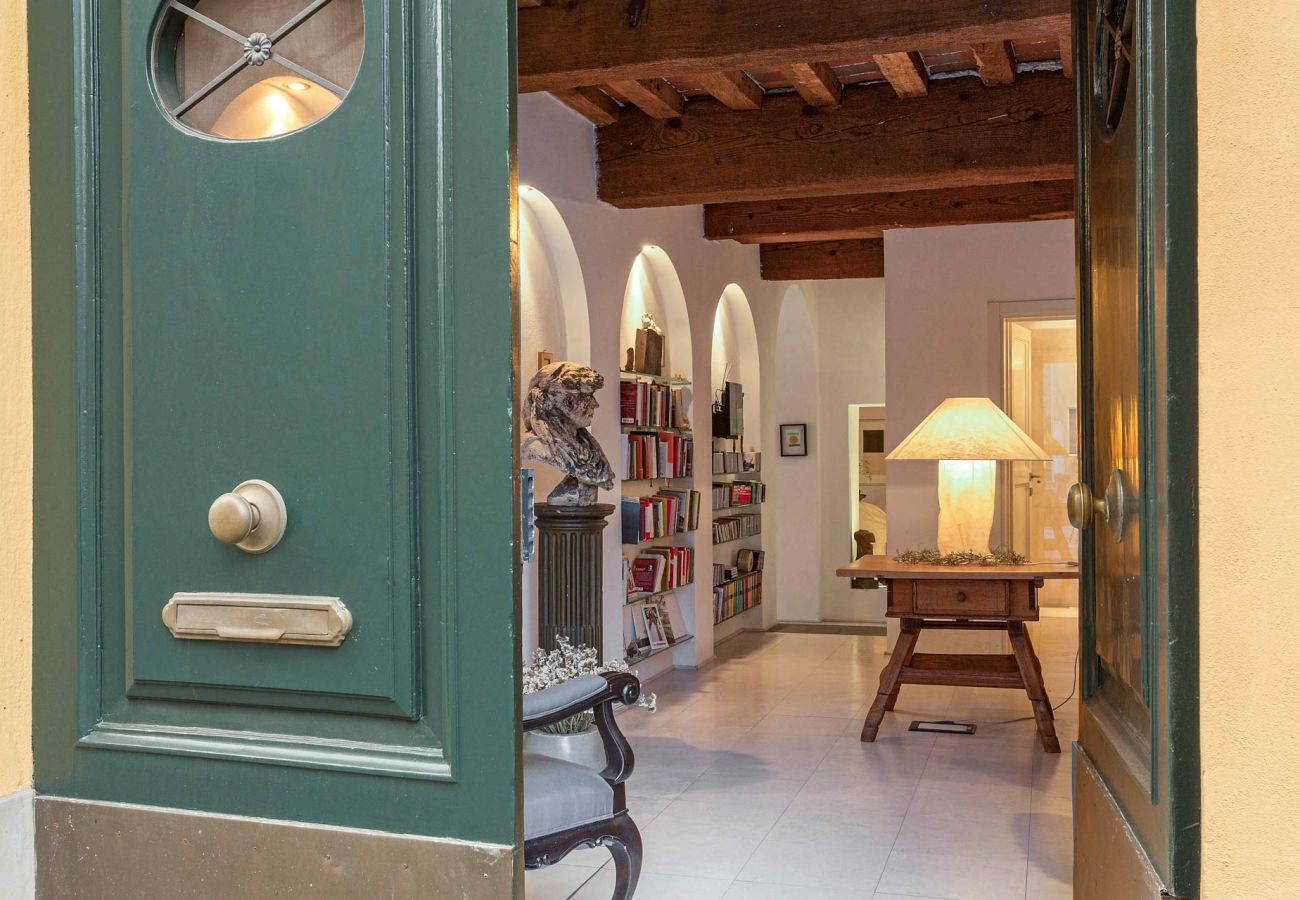 Appartamento a Lucca - 3 bedrooms ground floor apartment, PRIVATE GARDEN, close to parking inside Lucca