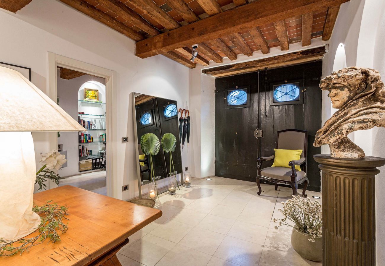 Appartamento a Lucca - 3 bedrooms ground floor apartment, PRIVATE GARDEN, close to parking inside Lucca