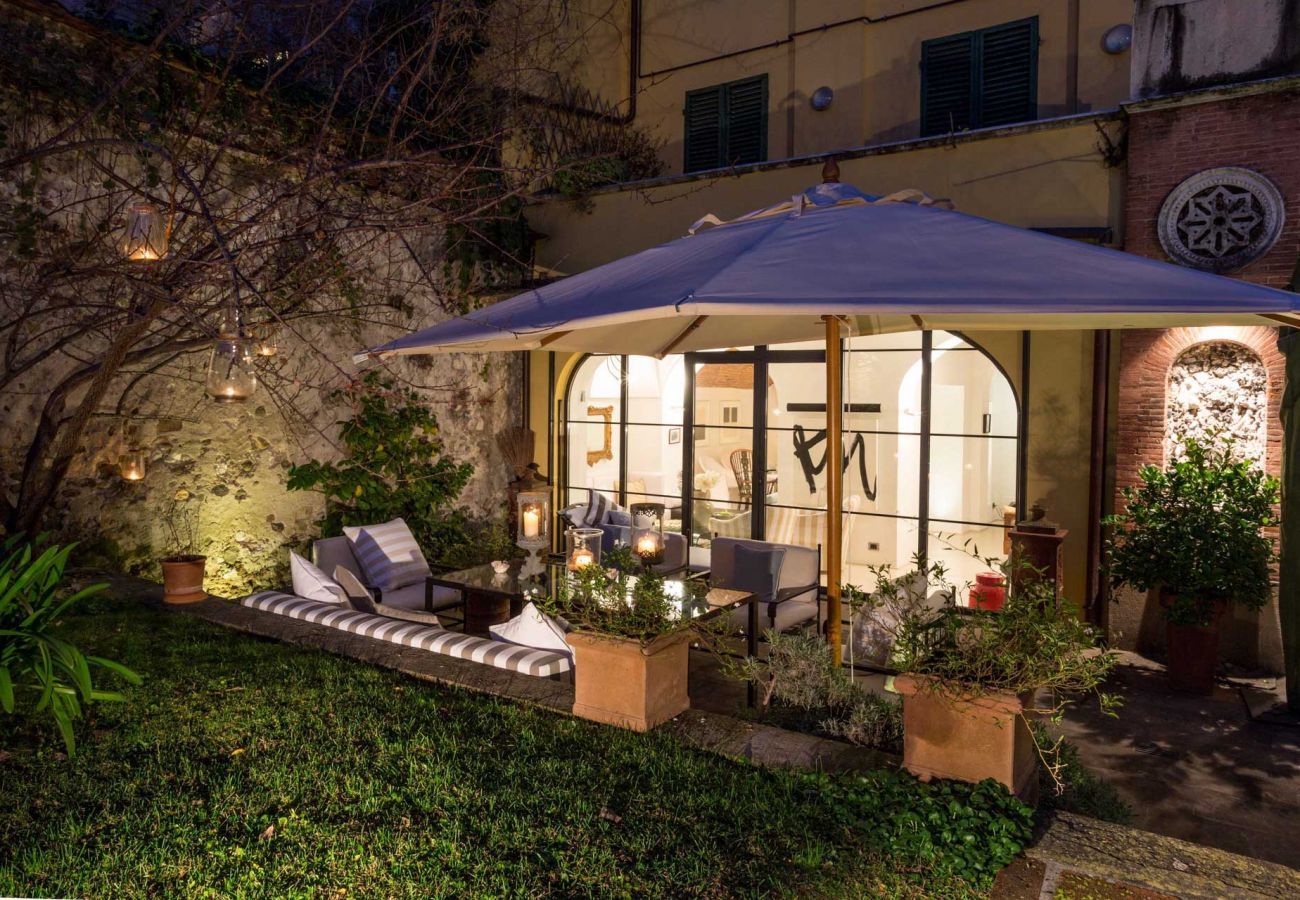 Appartamento a Lucca - 3 bedrooms ground floor apartment, PRIVATE GARDEN, close to parking inside Lucca