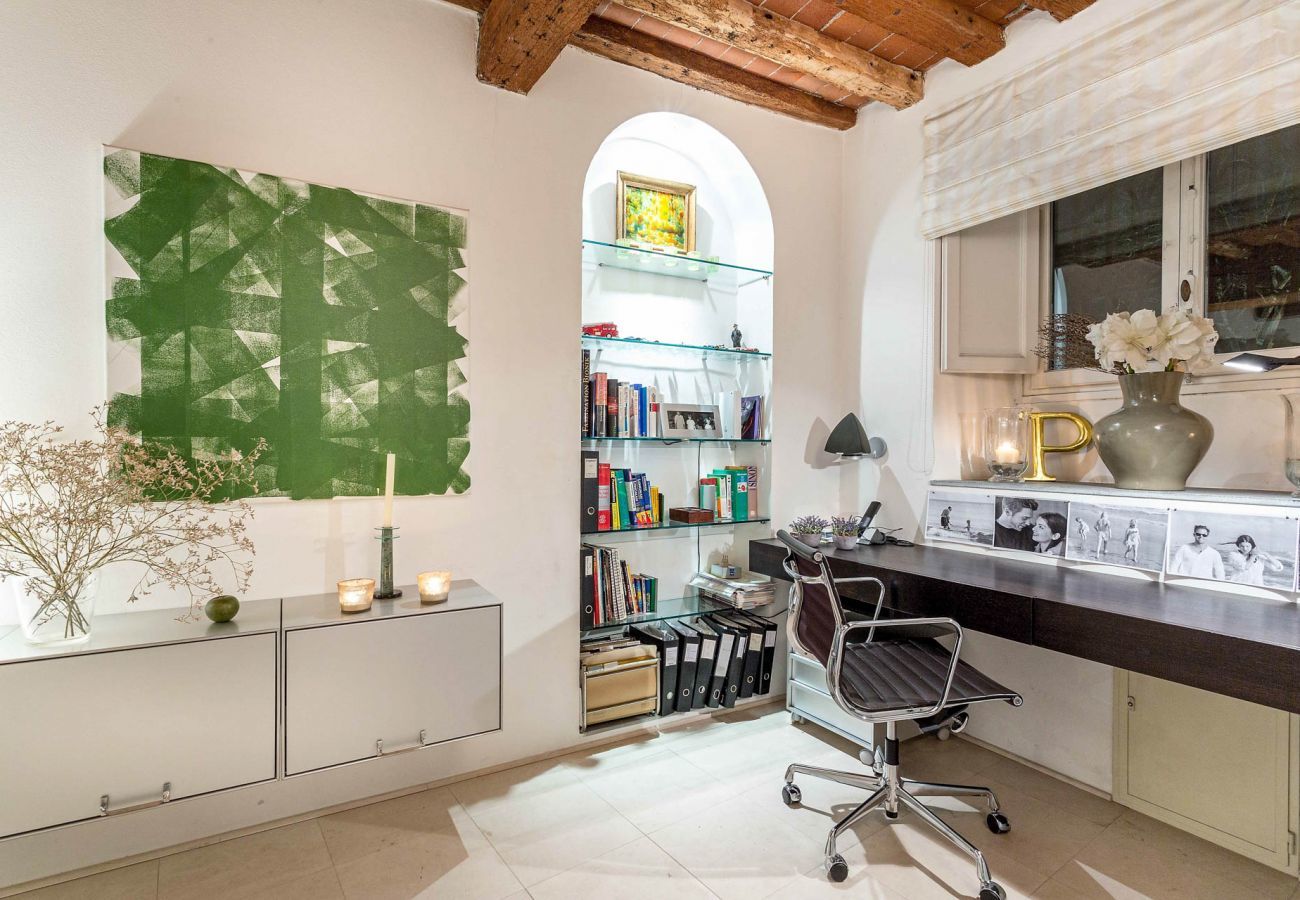 Appartamento a Lucca - 3 bedrooms ground floor apartment, PRIVATE GARDEN, close to parking inside Lucca