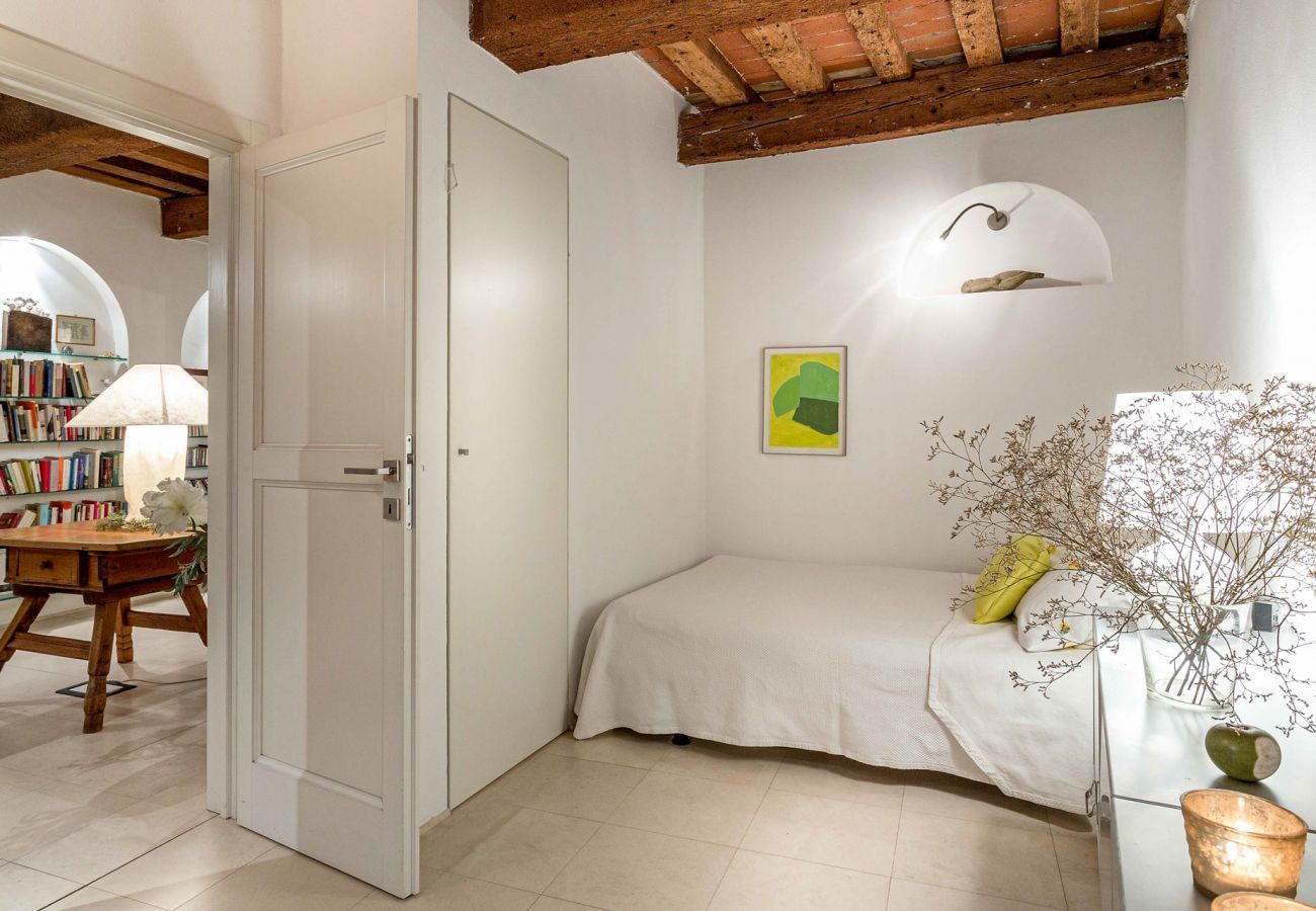 Appartamento a Lucca - 3 bedrooms ground floor apartment, PRIVATE GARDEN, close to parking inside Lucca