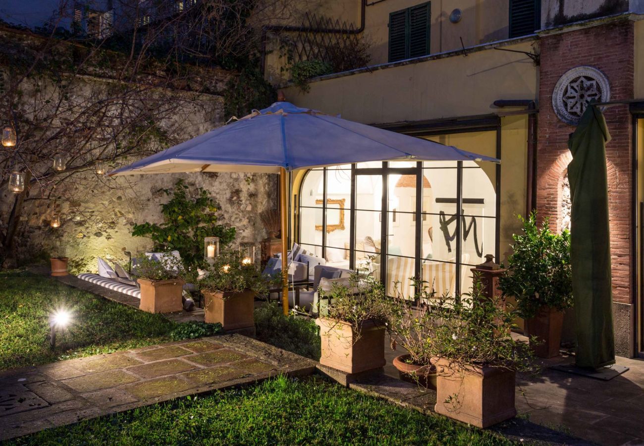 Appartamento a Lucca - 3 bedrooms ground floor apartment, PRIVATE GARDEN, close to parking inside Lucca