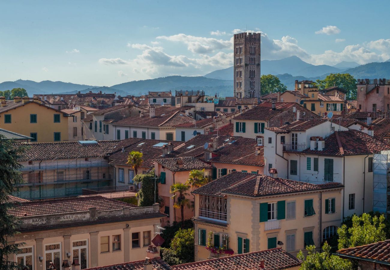 Appartamento a Lucca - Spacious Home with Elevator along Via Guinigi inside the Lucca Walls