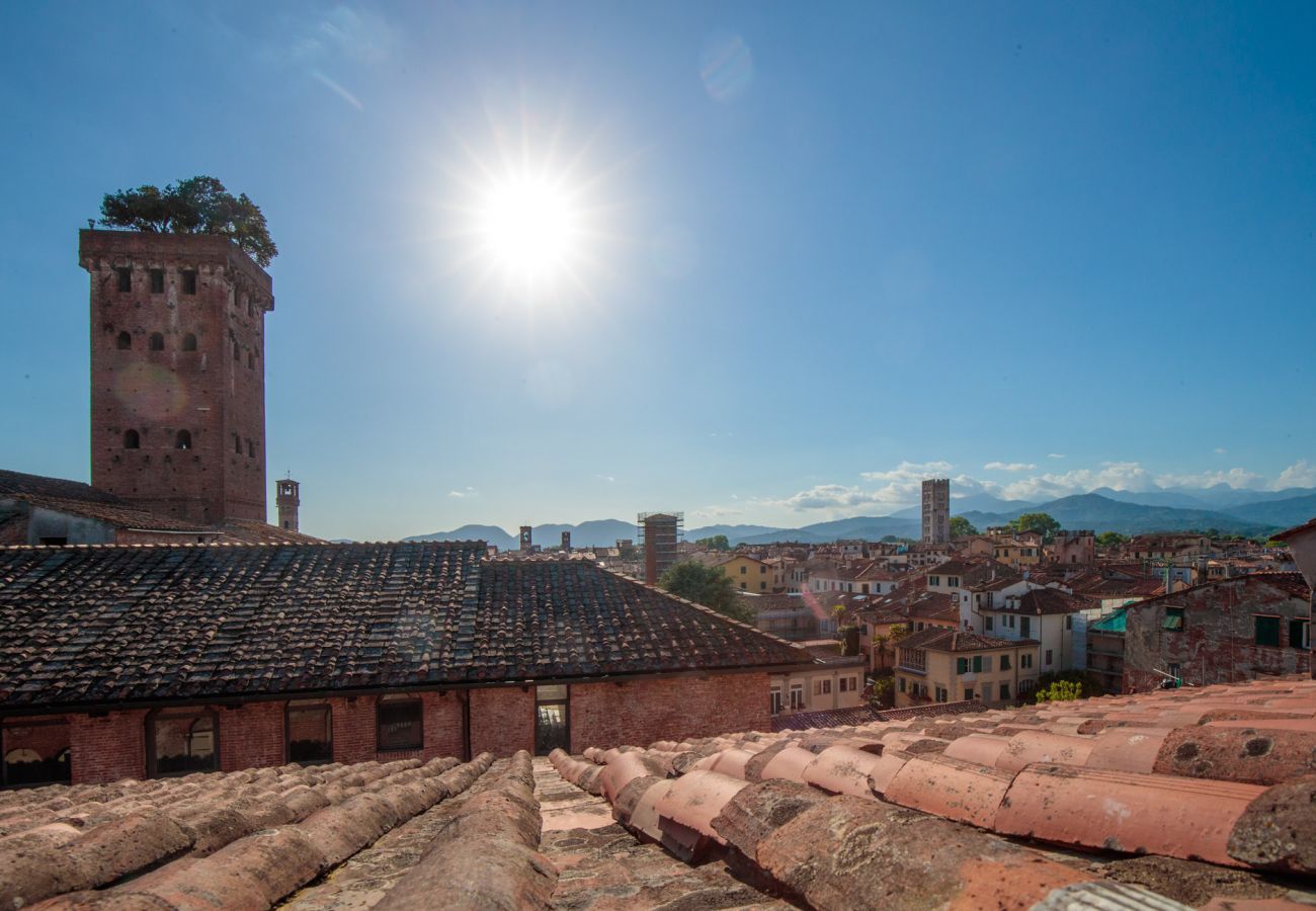 Appartamento a Lucca - Spacious Home with Elevator along Via Guinigi inside the Lucca Walls