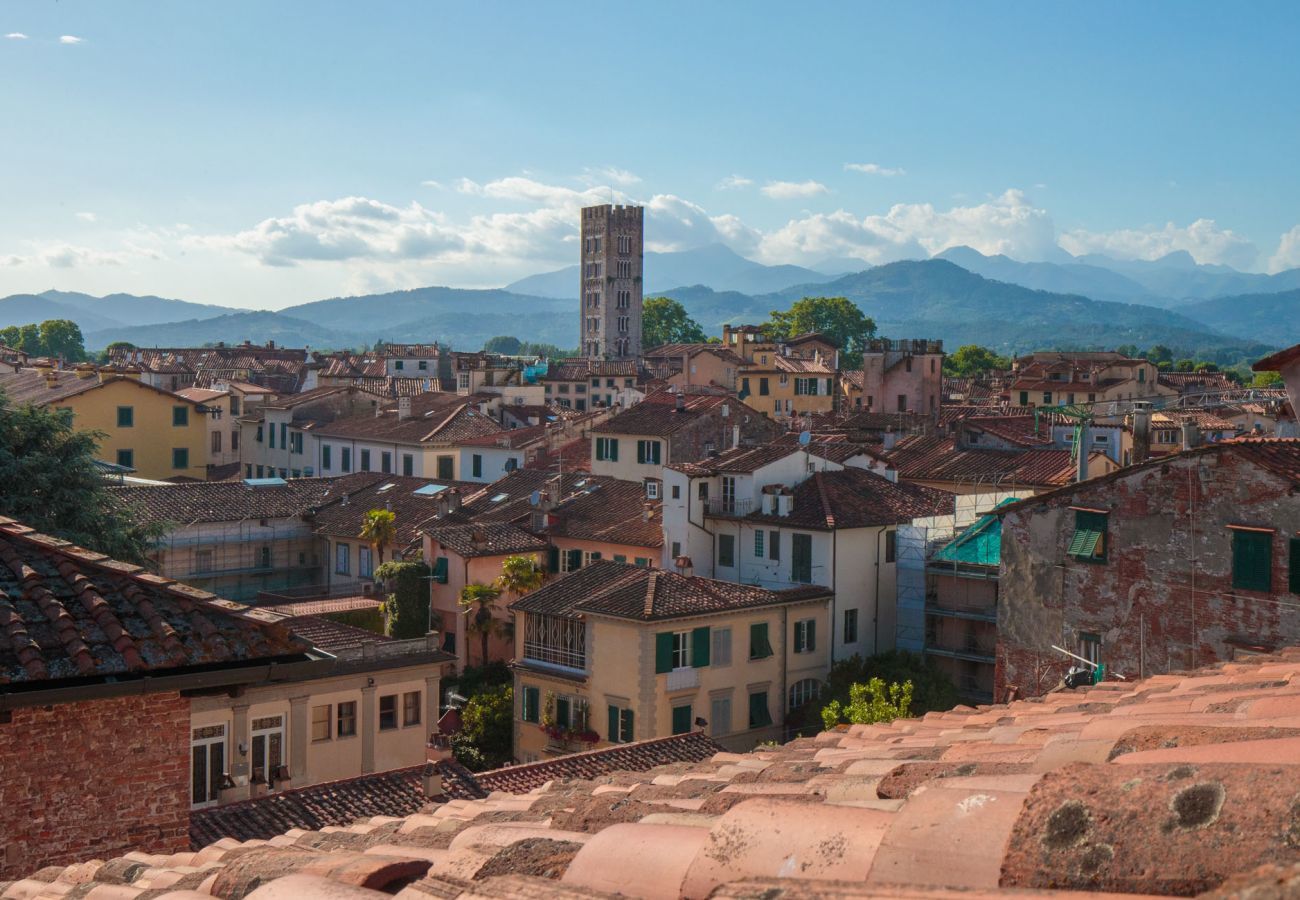 Appartamento a Lucca - Spacious Home with Elevator along Via Guinigi inside the Lucca Walls