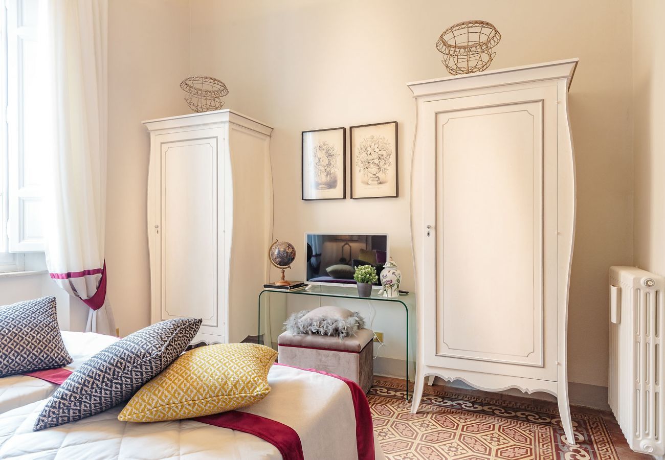 Appartamento a Lucca - The Park View 4 Bedrooms Apartment with Terrace and Elevator inside the Walls of Lucca