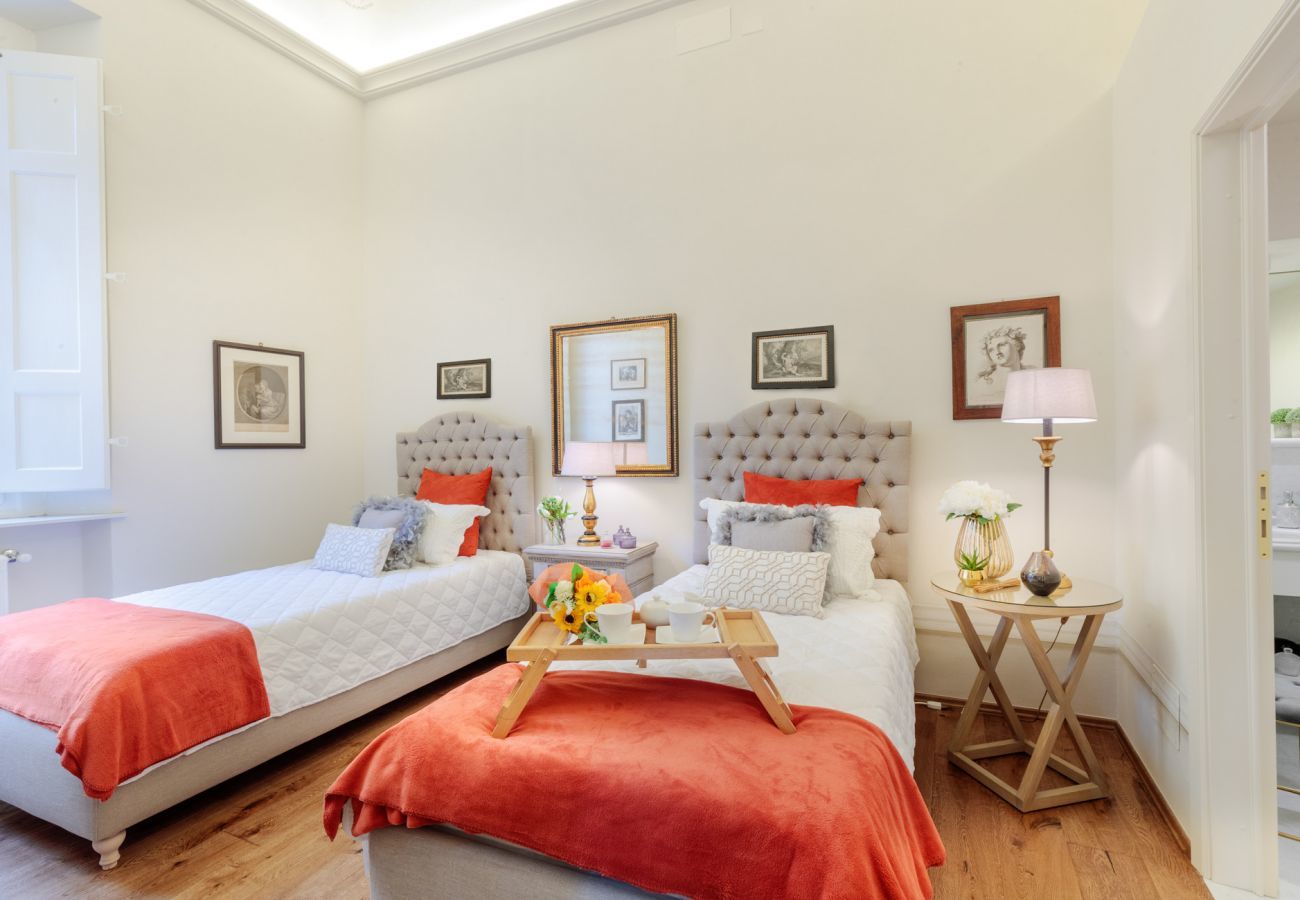 Appartamento a Lucca - THE MEDIEVAL PENTHOUSE, Indulge among History in a Luxury 5 Bedrooms Apartment