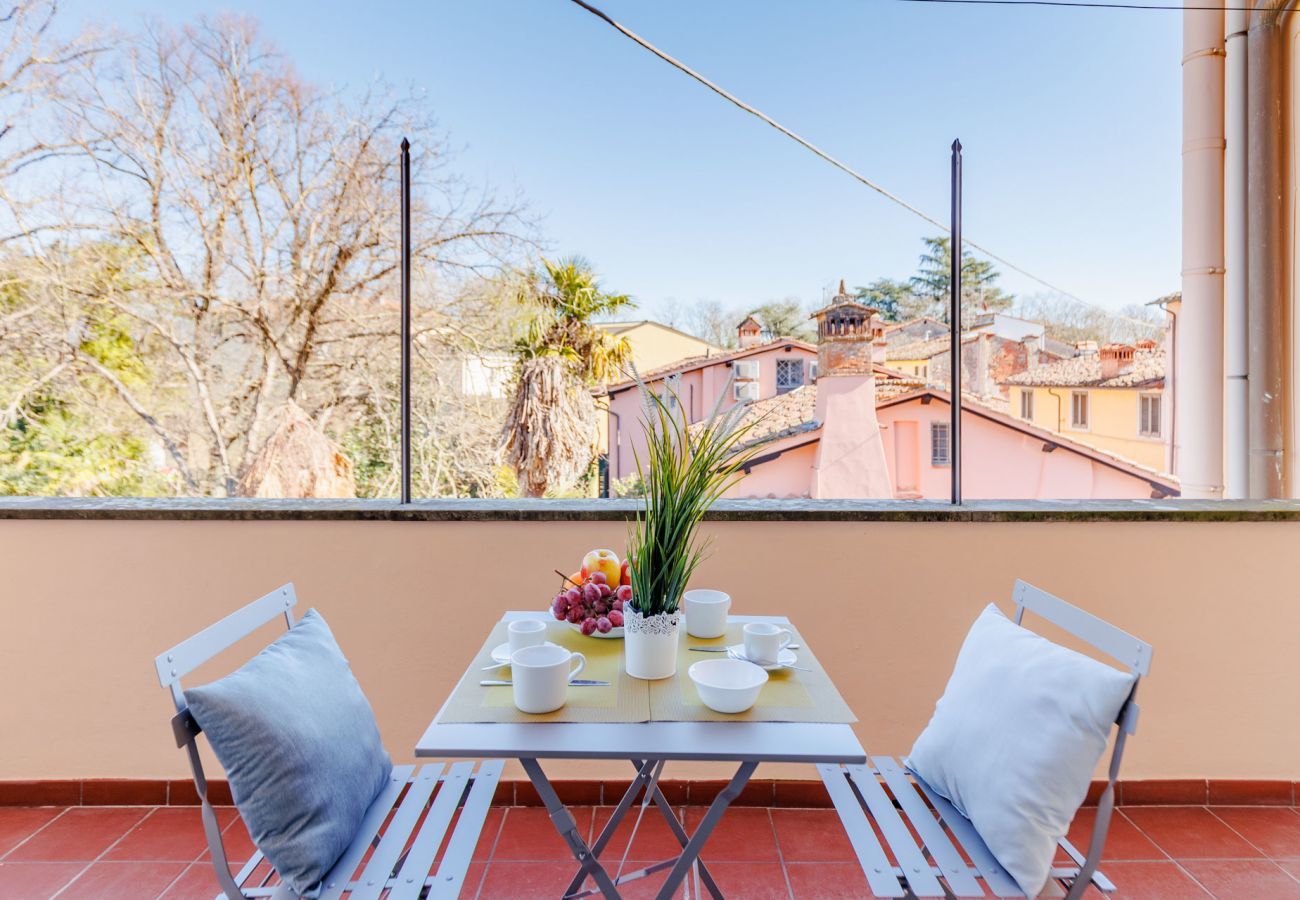 Appartamento a Lucca - La Casa In Centro, simple convenient reasonably priced 3 bedrooms apartment with parking inside the walls of Lucca