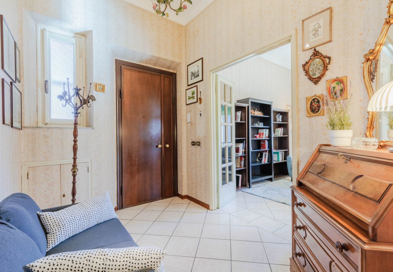 Appartamento a Lucca - La Casa In Centro, simple convenient reasonably priced 3 bedrooms apartment with parking inside the walls of Lucca