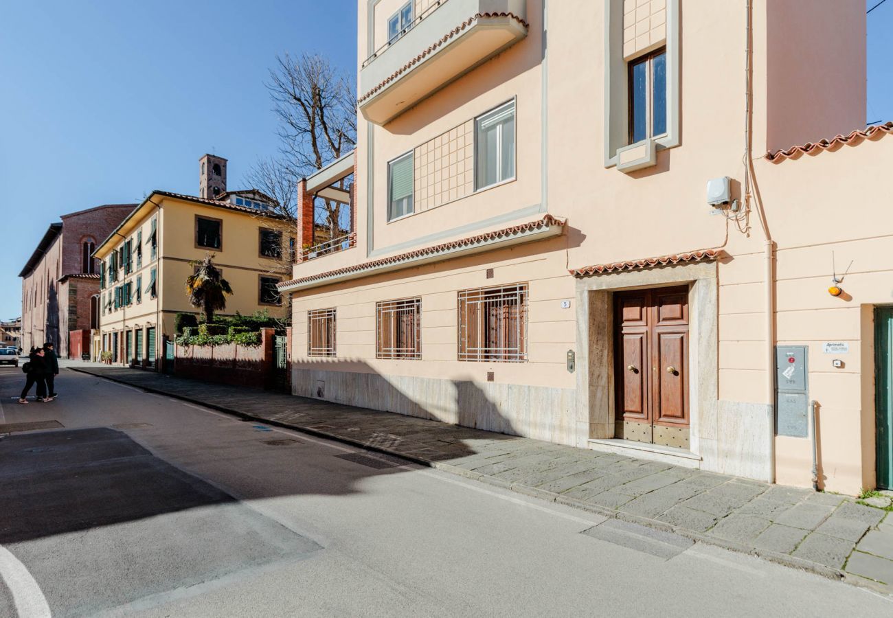 Appartamento a Lucca - La Casa In Centro, simple convenient reasonably priced 3 bedrooms apartment with parking inside the walls of Lucca