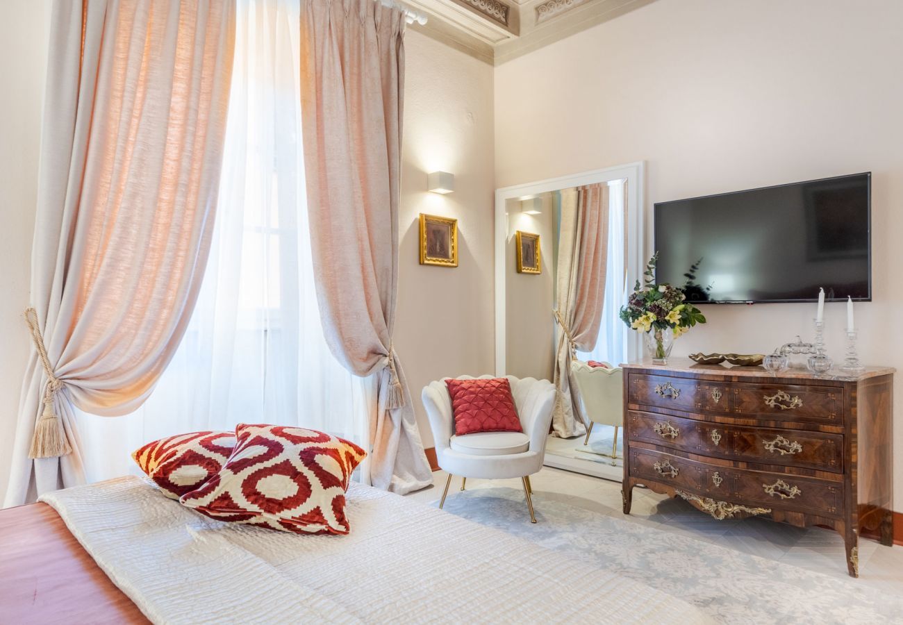 Appartamento a Lucca - Luxury 3 Bedrooms Apartment with Elevator inside Lucca by the Main Square Piazza San Michele 