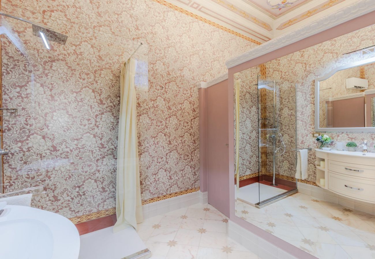 Appartamento a Lucca - Luxury 3 Bedrooms Apartment with Elevator inside Lucca by the Main Square Piazza San Michele 