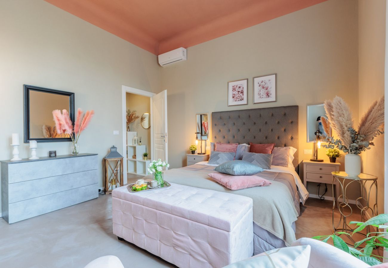 Appartamento a Lucca - Casa Gina, a modern charming urban retreat with free parking by the train station and the Walls of Lucca