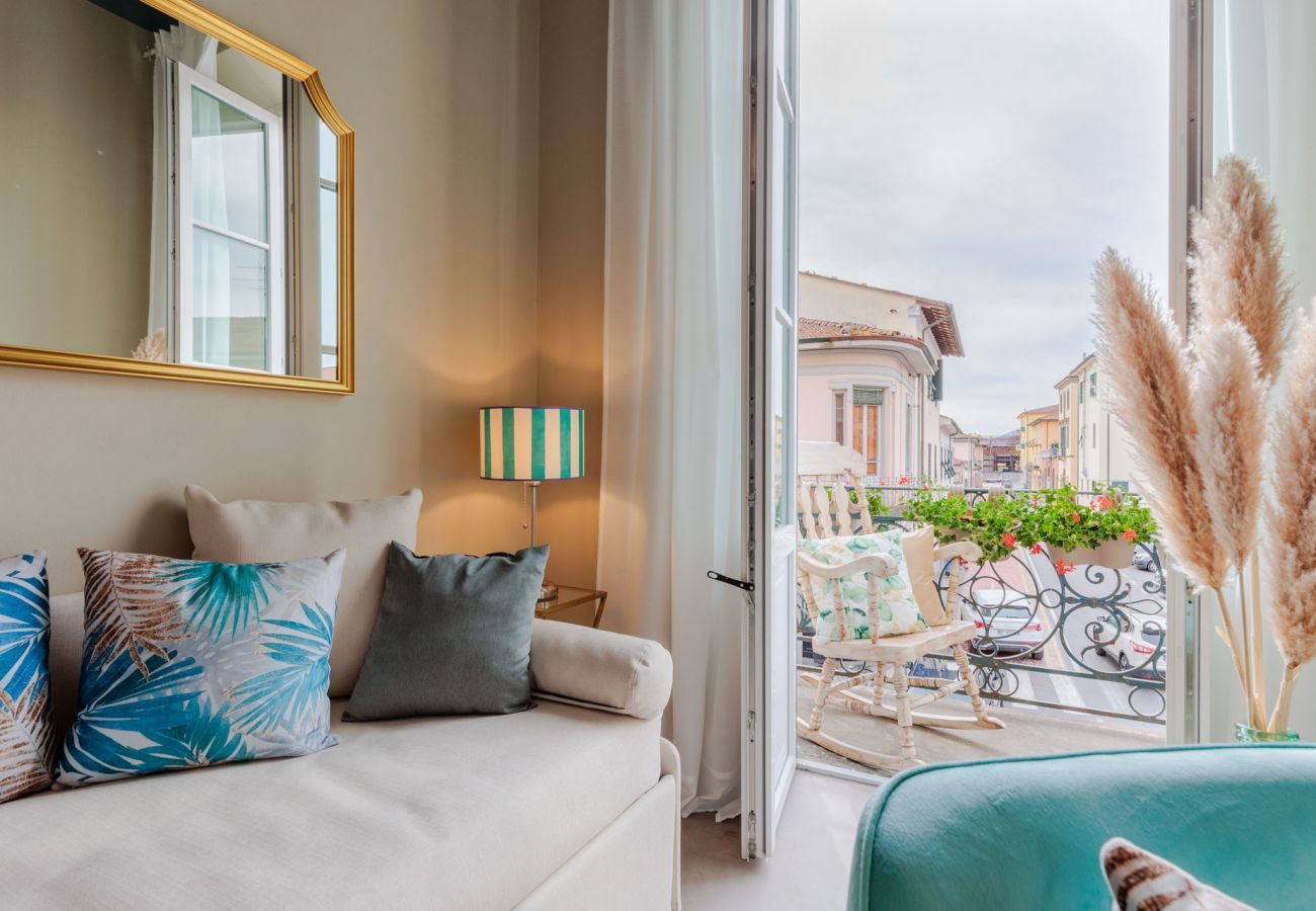 Appartamento a Lucca - Casa Gina, a modern charming urban retreat with free parking by the train station and the Walls of Lucca