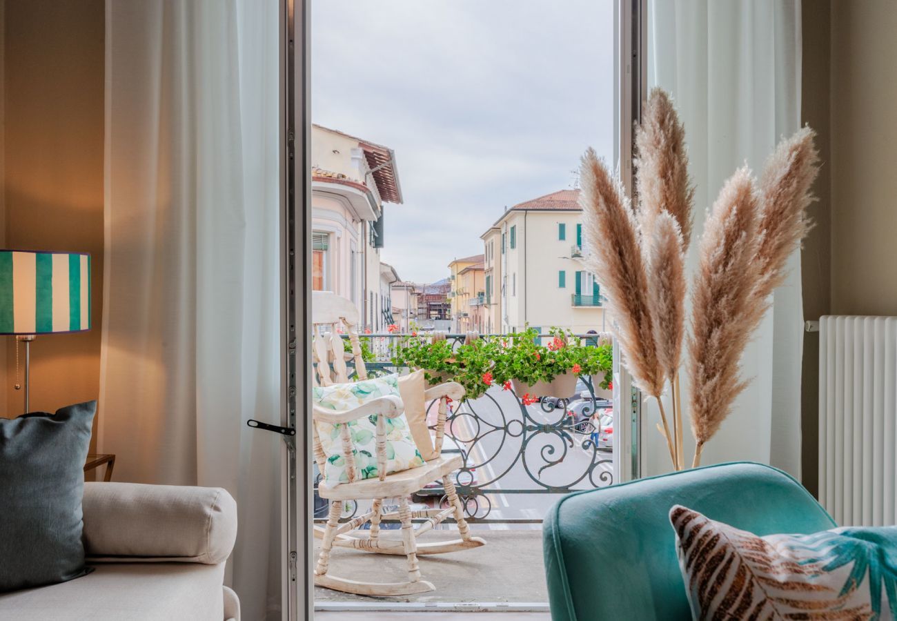 Appartamento a Lucca - Casa Gina, a modern charming urban retreat with free parking by the train station and the Walls of Lucca