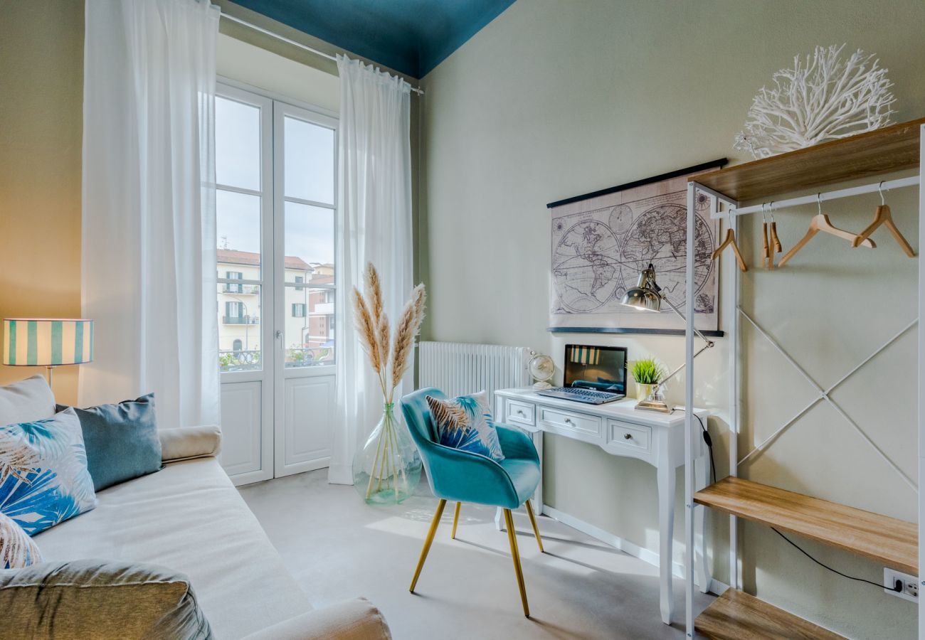 Appartamento a Lucca - Casa Gina, a modern charming urban retreat with free parking by the train station and the Walls of Lucca