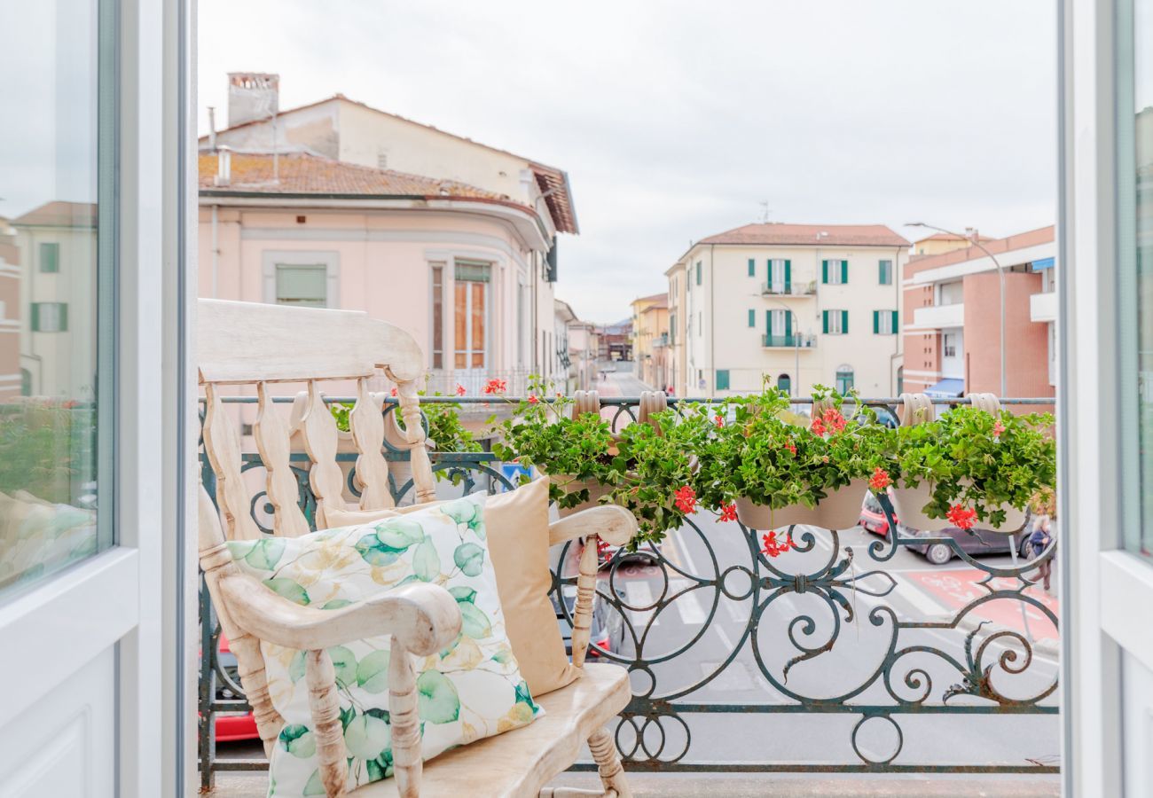 Appartamento a Lucca - Casa Gina, a modern charming urban retreat with free parking by the train station and the Walls of Lucca