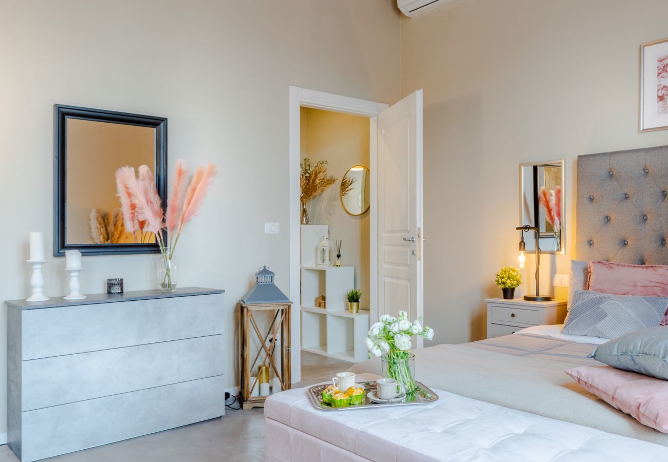 Appartamento a Lucca - Casa Gina, a modern charming urban retreat with free parking by the train station and the Walls of Lucca