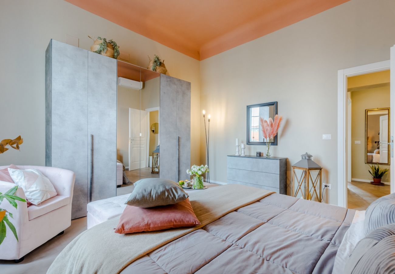 Appartamento a Lucca - Casa Gina, a modern charming urban retreat with free parking by the train station and the Walls of Lucca