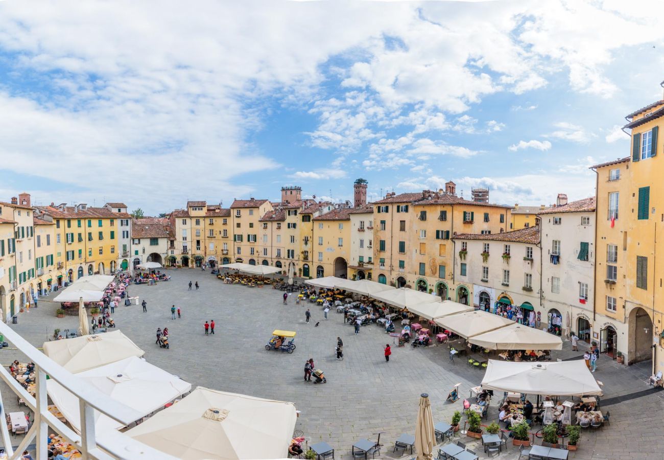 Appartamento a Lucca - Luxury 3 bedrooms Apartment Amazing Views over the Amphiteatre Square inside the Walls of Lucca