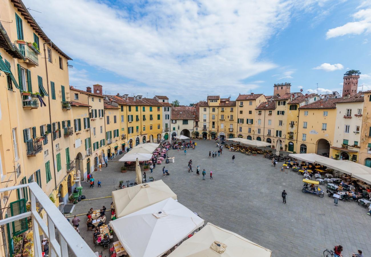 Appartamento a Lucca - Luxury 3 bedrooms Apartment Amazing Views over the Amphiteatre Square inside the Walls of Lucca