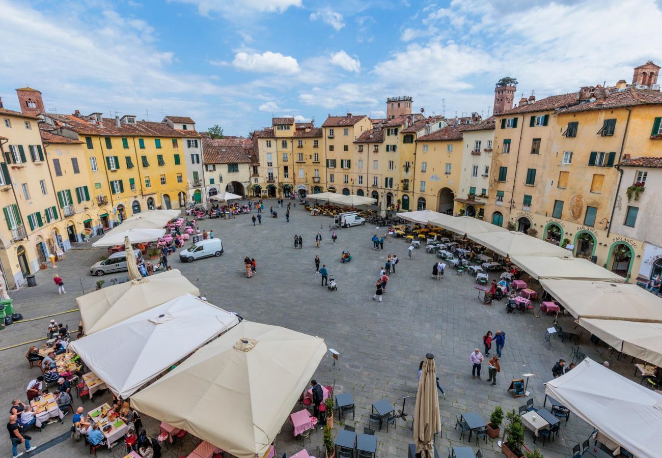 Appartamento a Lucca - Luxury 3 bedrooms Apartment Amazing Views over the Amphiteatre Square inside the Walls of Lucca