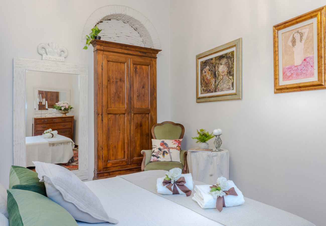 Appartamento a Lucca - The Garden Along The Stream, romantic apartment with private garden inside the walls of Lucca