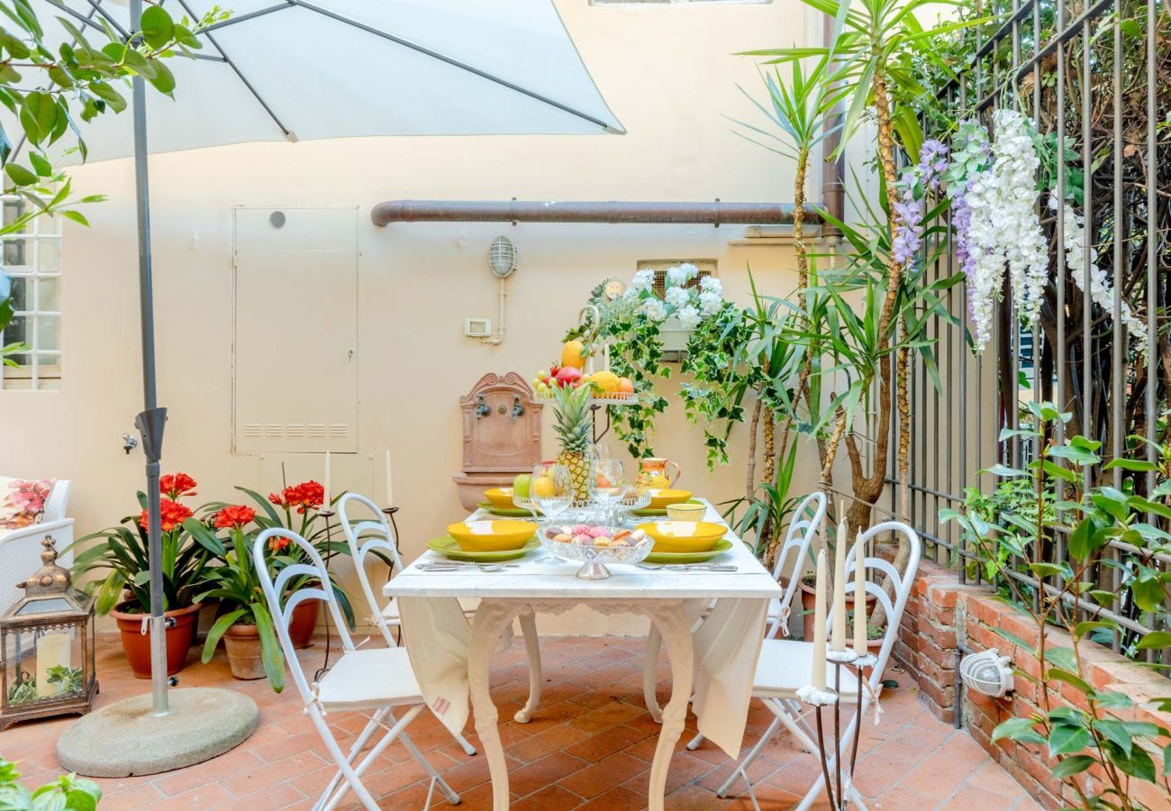 Appartamento a Lucca - The Garden Along The Stream, romantic apartment with private garden inside the walls of Lucca