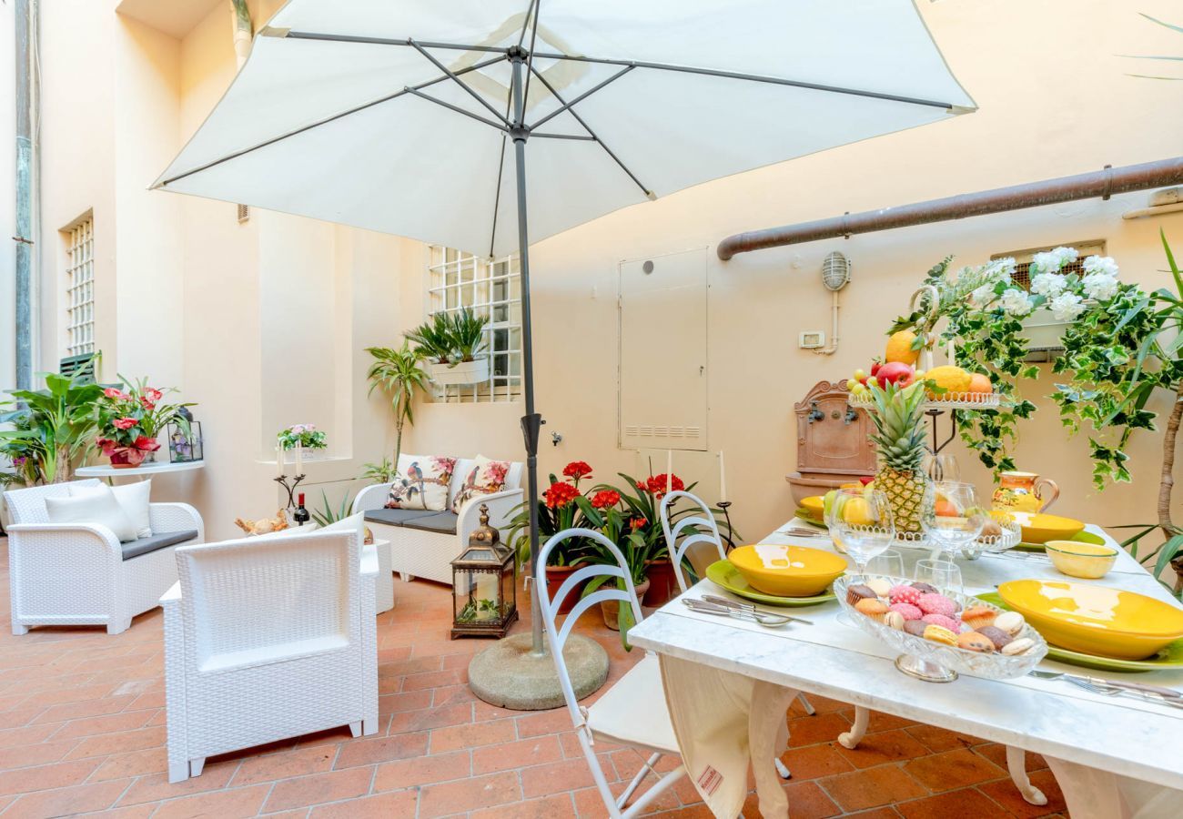 Appartamento a Lucca - The Garden Along The Stream, romantic apartment with private garden inside the walls of Lucca