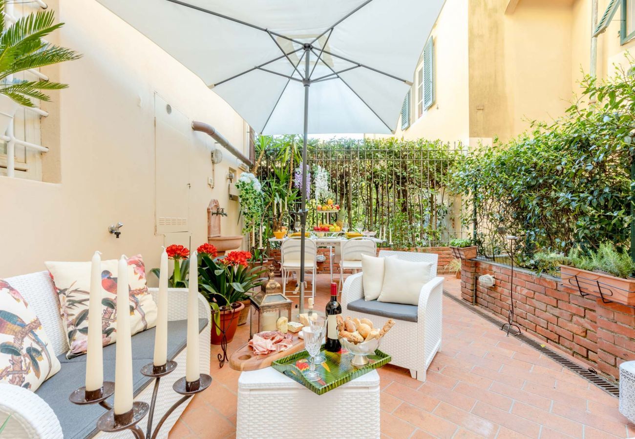 Appartamento a Lucca - The Garden Along The Stream, romantic apartment with private garden inside the walls of Lucca