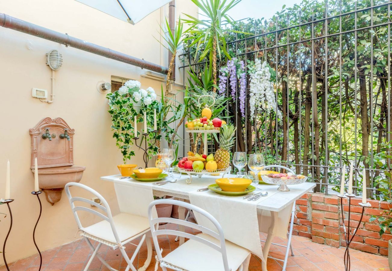 Appartamento a Lucca - The Garden Along The Stream, romantic apartment with private garden inside the walls of Lucca