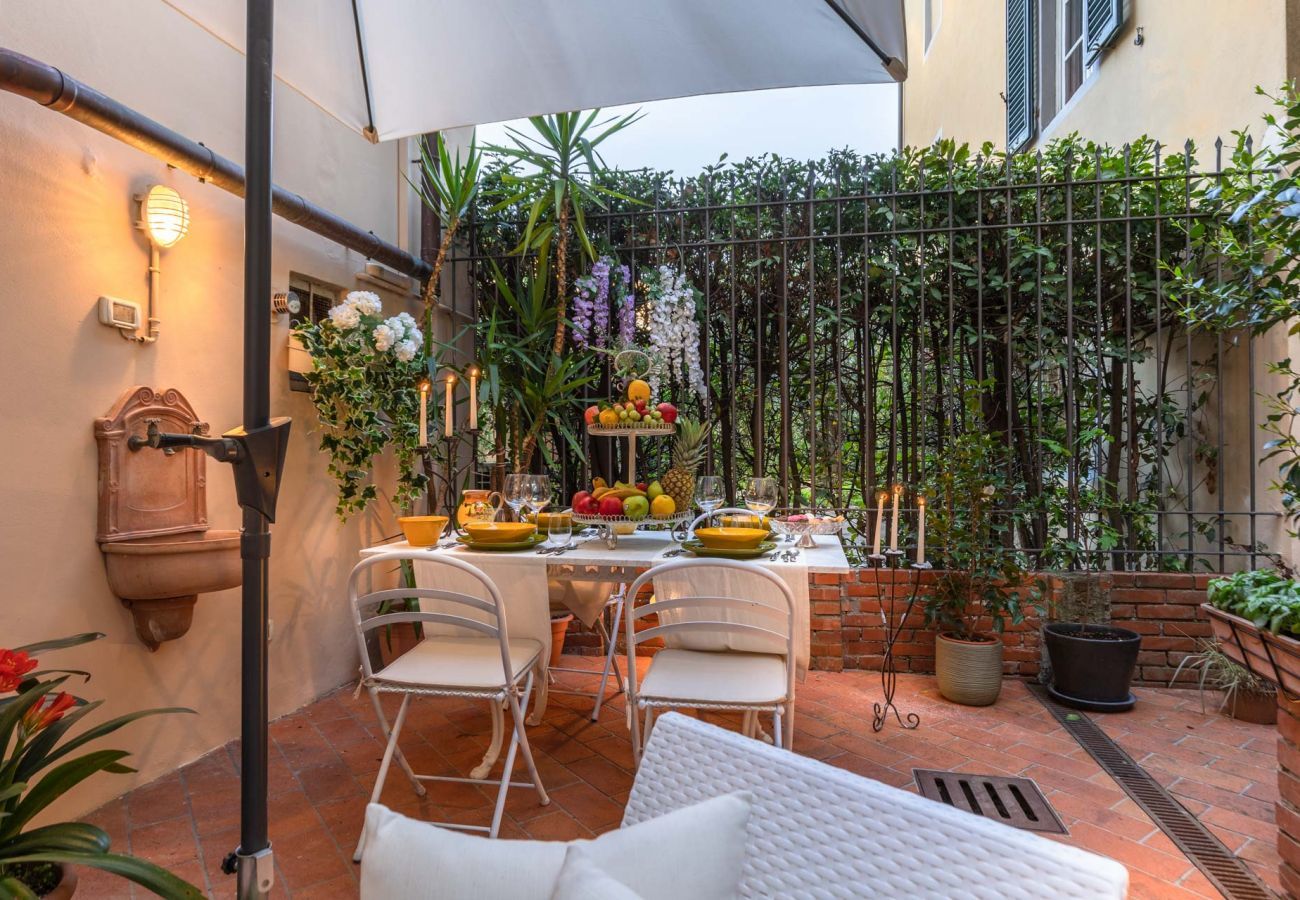 Appartamento a Lucca - The Garden Along The Stream, romantic apartment with private garden inside the walls of Lucca