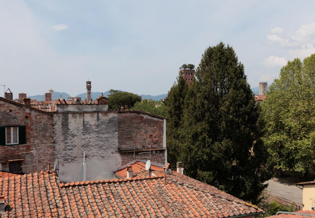 Appartamento a Lucca - Casa La Guardia, a Classic 3 bedrooms Panoramic Apartment inside a Medieval tower dating back to 1100s within the Walls of Lucca