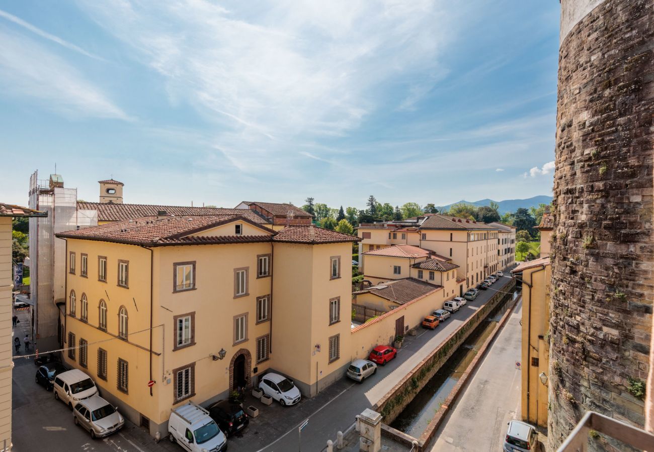 Appartamento a Lucca - Casa La Guardia, a Classic 3 bedrooms Panoramic Apartment inside a Medieval tower dating back to 1100s within the Walls of Lucca