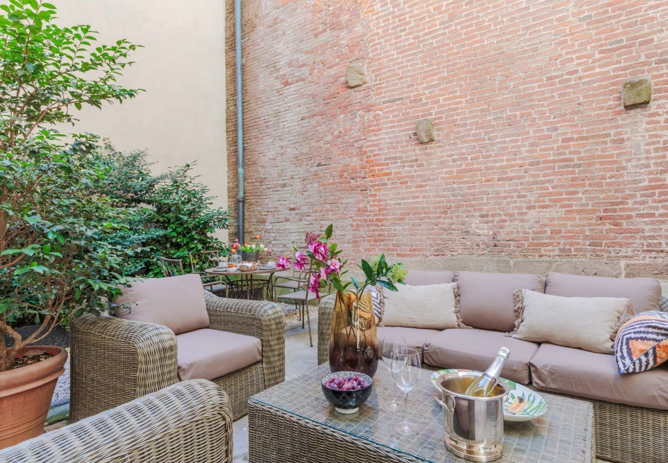 Appartamento a Lucca - Vissi D'Arte, a Luxury Ground Floor Apartment with Private Garden inside the Walls of Lucca