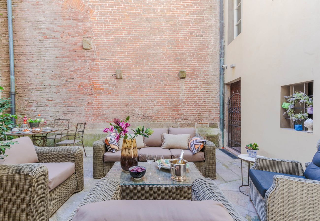 Appartamento a Lucca - Vissi D'Arte, a Luxury Ground Floor Apartment with Private Garden inside the Walls of Lucca