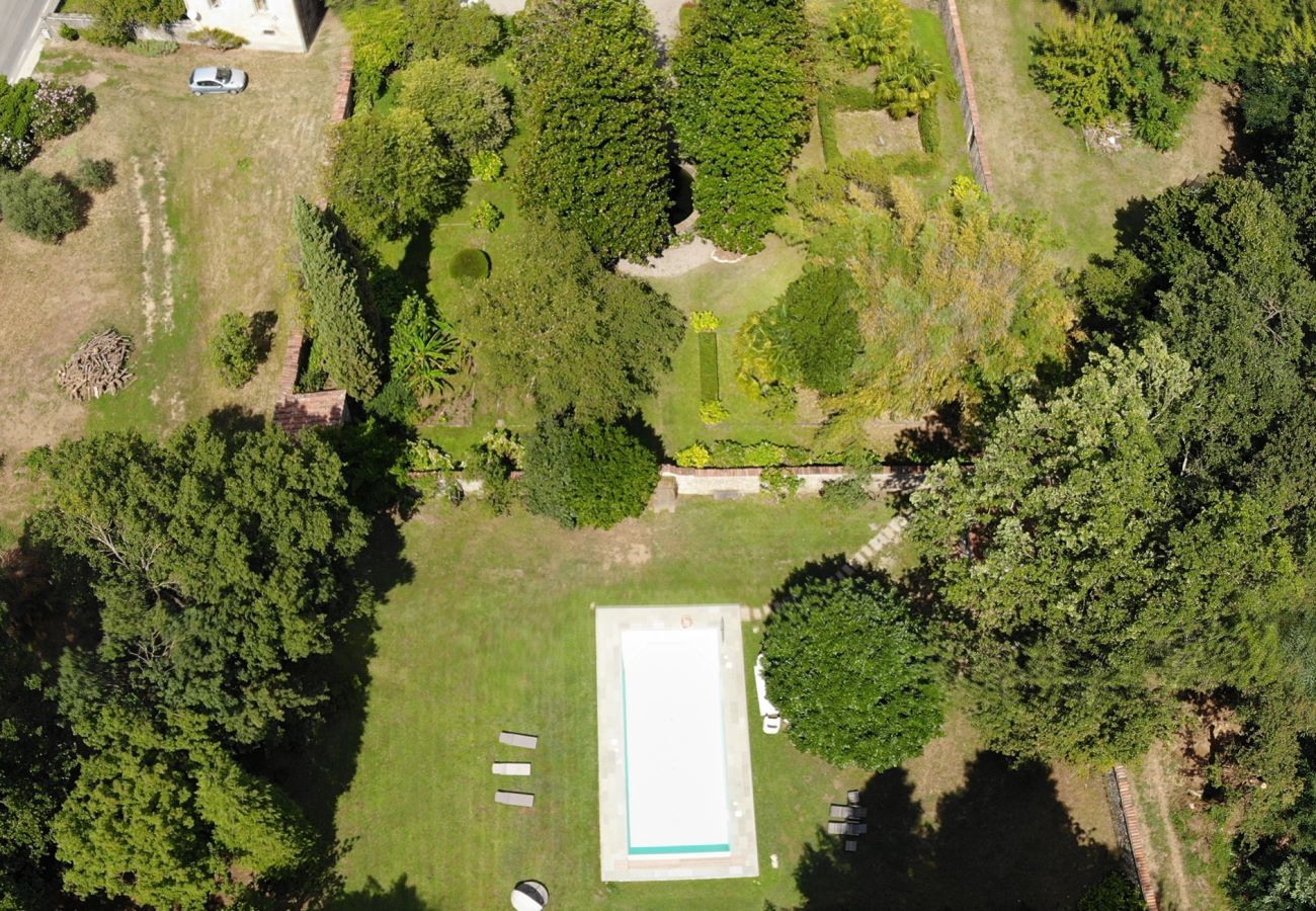 Appartamento a Piano di Coreglia - Casa Cassettari, a Villa Apartment with Garden