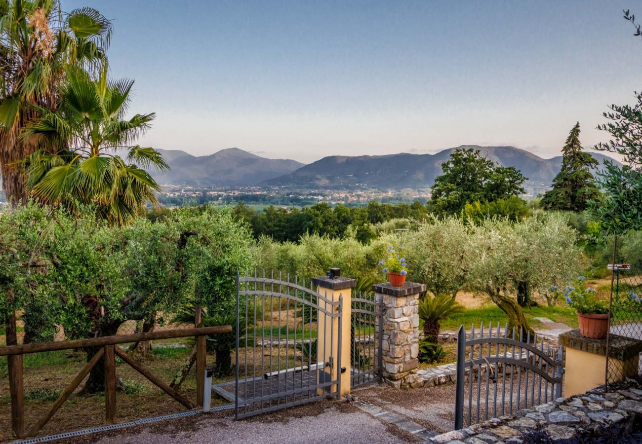 Villa a Lucca - Villa Gabry Farmhouse with Incredible View on the Hills close to Lucca Town Centre