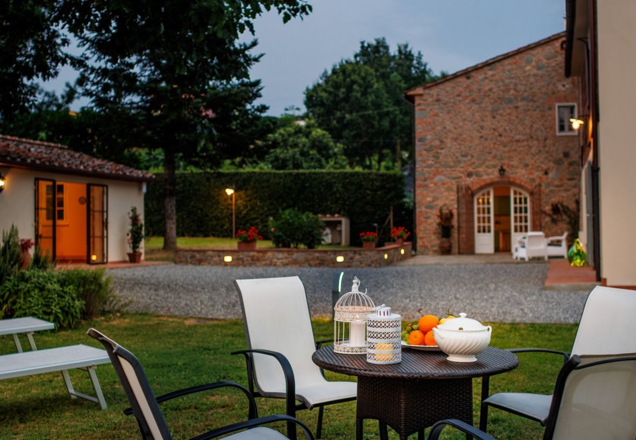 Villa a Gragnano - Villa Papari, Smart Convenient Farmhouse on the Lucca Hills